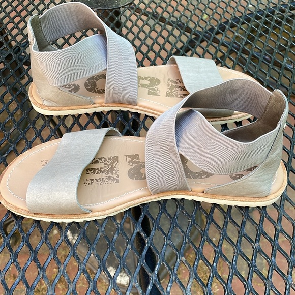 Sorel Grey wide strap sandal - Picture 2 of 4